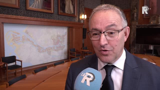 Jonge tiener met strakke pussy