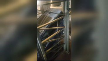 Auto zakt door lift - Rijnmond